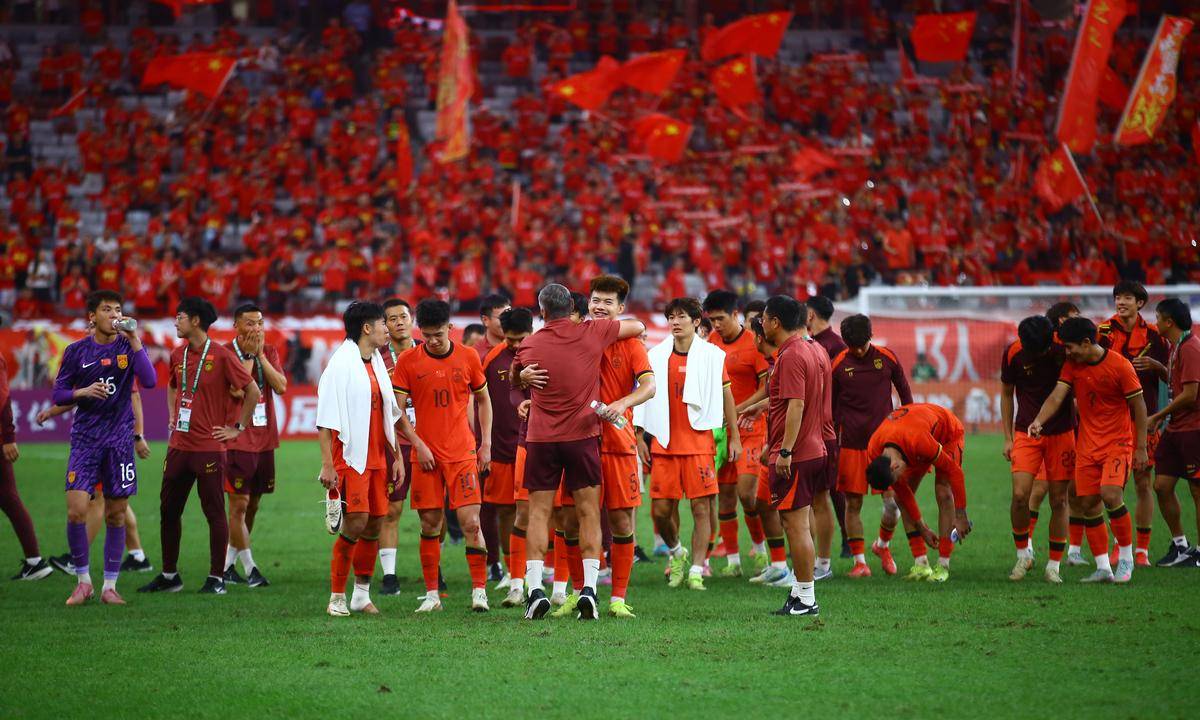 关于亚冠国际比赛日再迎强敌，埃因霍温调整名单，主帅态度：管理层满意，轮换策略成焦点的信息