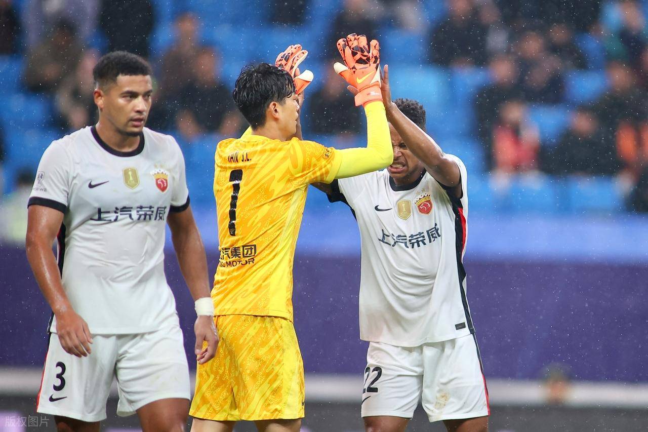 关于亚冠国际比赛日再迎强敌，埃因霍温调整名单，主帅态度：管理层满意，轮换策略成焦点的信息