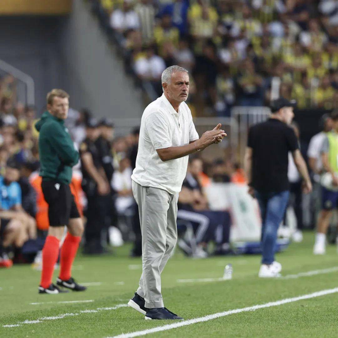 今晨突围战来临，曼联围绕欧冠造点机会，质疑声仍在，心理建设被强调的简单介绍