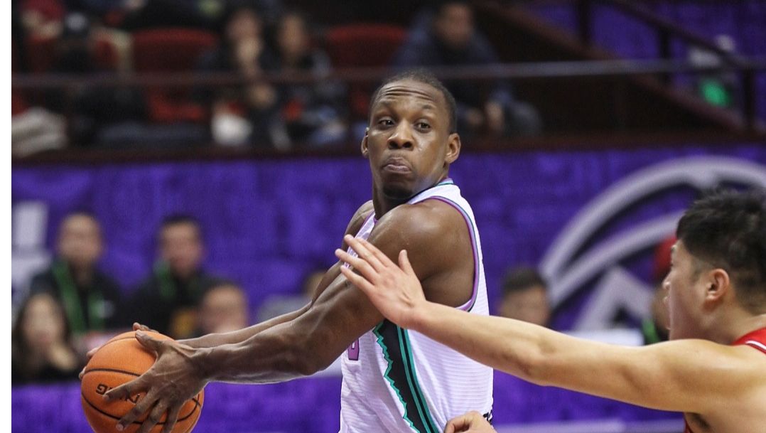 包含赛地聚焦——欧联集结日热度飙升；山东泰山战术微调；震撼外界；心理建设被强调的词条