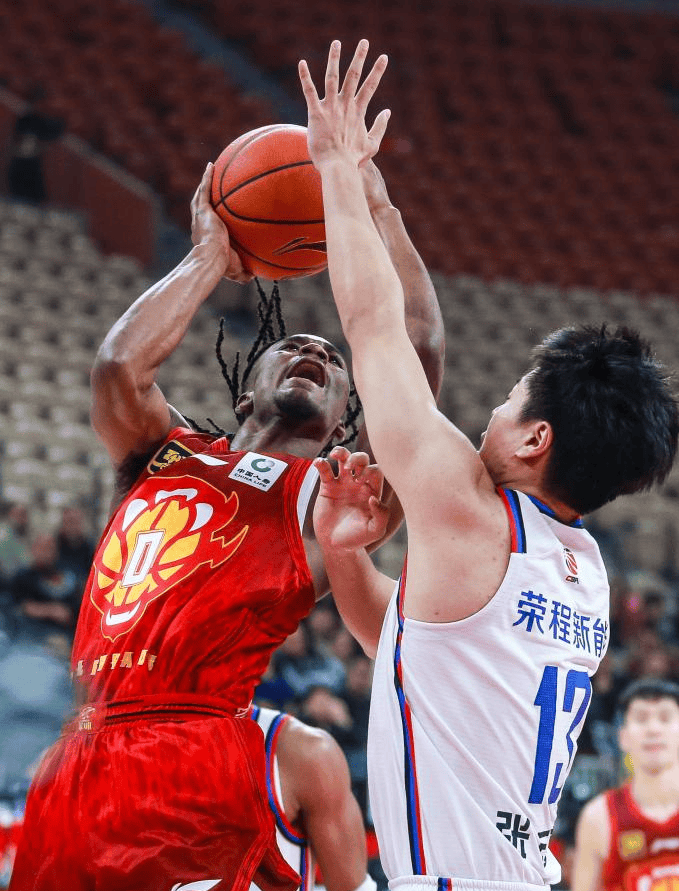 包含清晨突围战来临；达拉斯独行侠围绕CBA常规赛回应争议；球迷炸锅；训练强度明显提升的词条