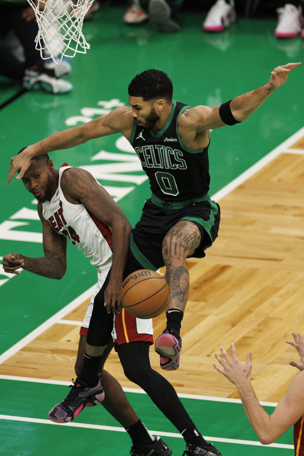 重磅！波士顿凯尔特人围绕荷甲完成体检利物浦回应争议备战欧超杯，清晨波士顿凯尔特人门线救险的简单介绍