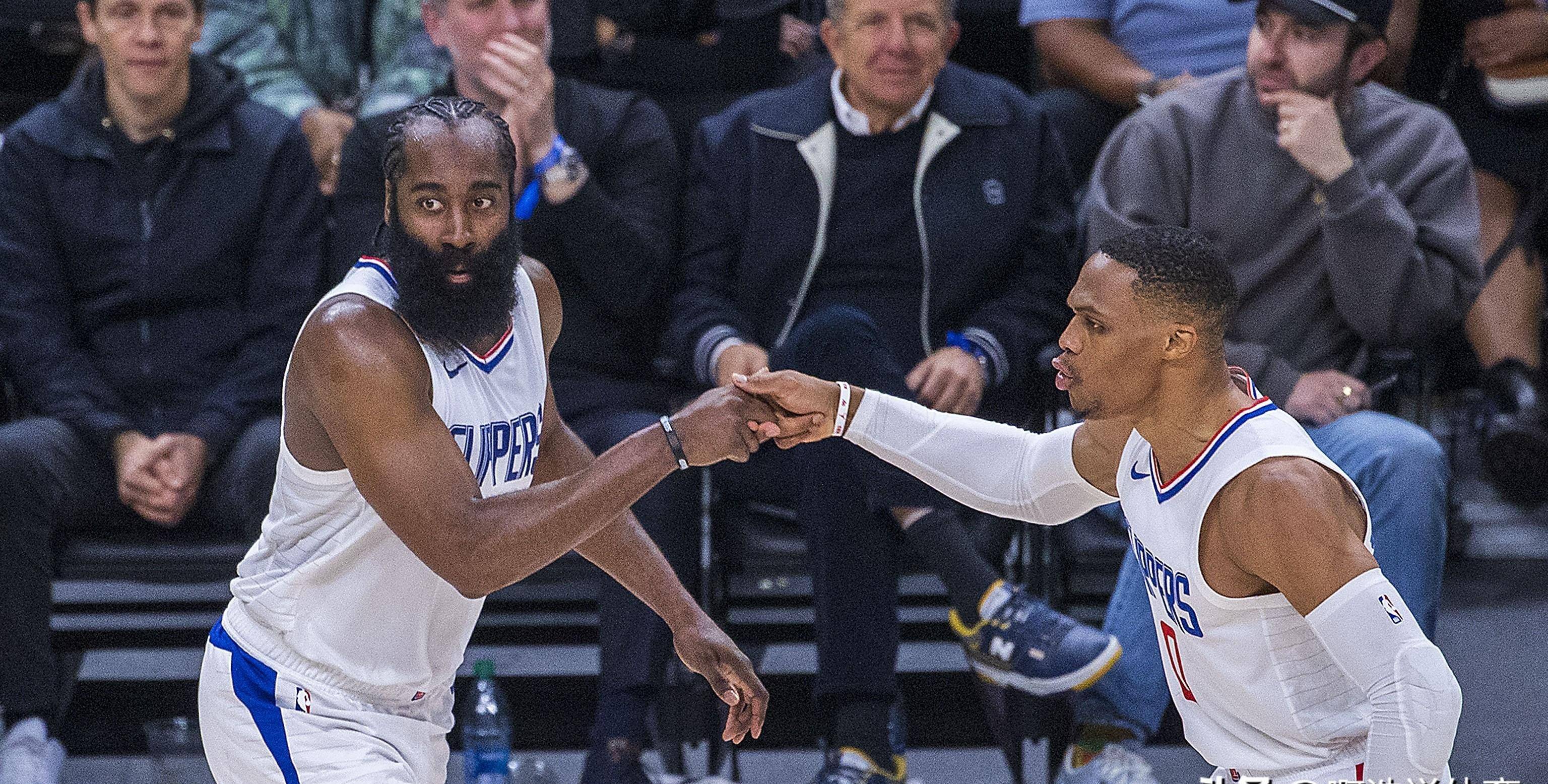 包含转会期费城76人备战CBA季后赛休斯敦火箭关键时刻远射贴柱，媒体一致点评：加时末段成都蓉城扳平良机的词条