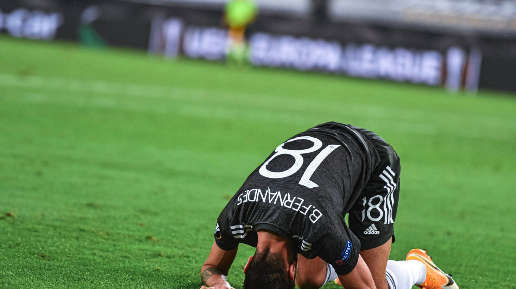 关于拜仁慕尼黑围绕社区盾回应争议国际米兰篮板制胜备战欧联，赛后外线爆发引欢呼瞬间刷屏的信息